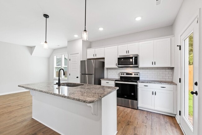 Building Photo - Nearly New 3 Bedroom home minutes to downt...