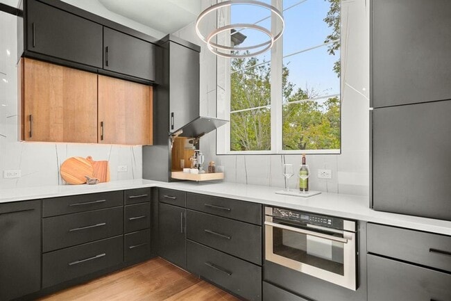 Building Photo - Stunning South Austin Oasis