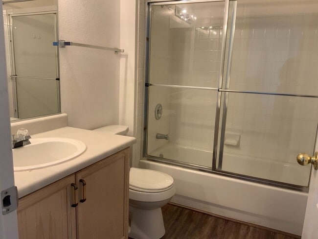 Building Photo - Lovely 3 bedroom town home with attached garage