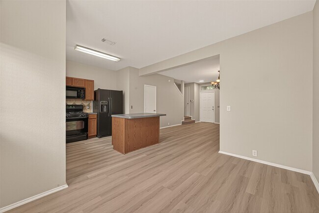 Building Photo - 16847 Mammoth Springs Dr