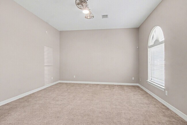 Building Photo - 15569 Crown Oaks Dr