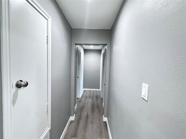 Building Photo - 4519 Oak Shadows Dr
