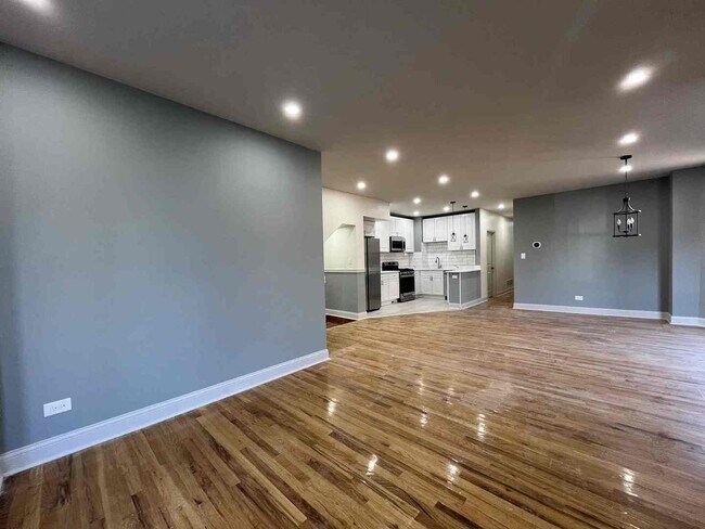 Building Photo - 1446 W Irving Park Rd