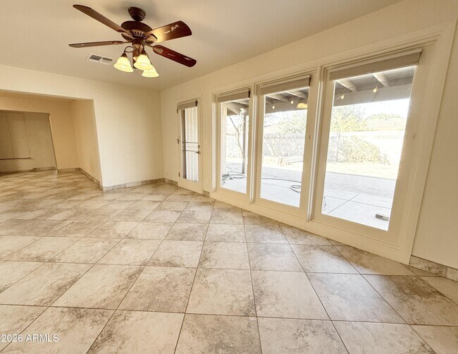 Building Photo - 710 E Hermosa Dr