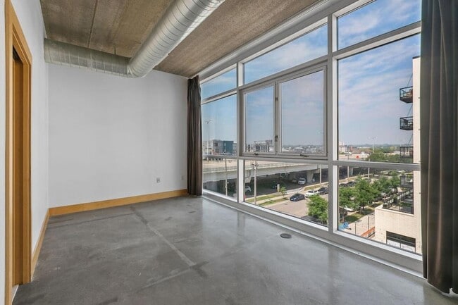 Building Photo - 345 N 6th Ave