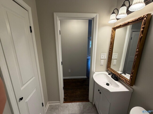 Building Photo - 1628 8th St SE