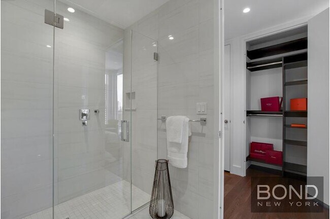 Building Photo - 222 E 44th St