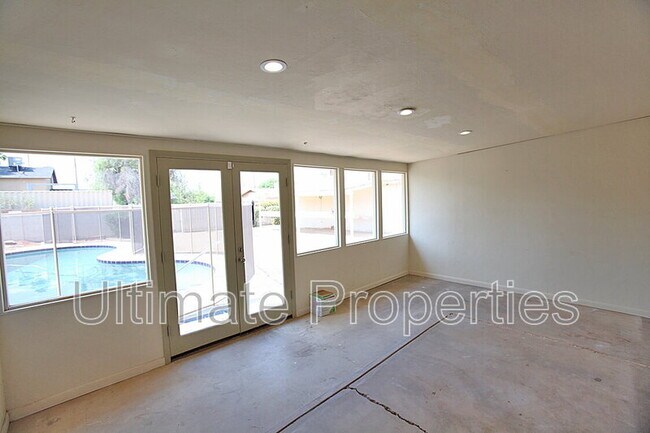 Building Photo - 4129 E Bluefield Ave