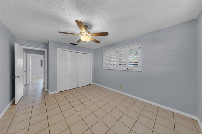 Building Photo - 608 NE 21st Ct