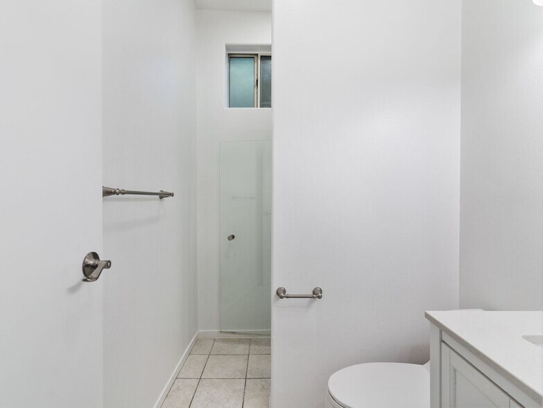 Building Photo - 1116 E 1st St