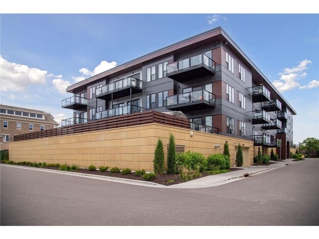 Building Photo - 253 Lake St E