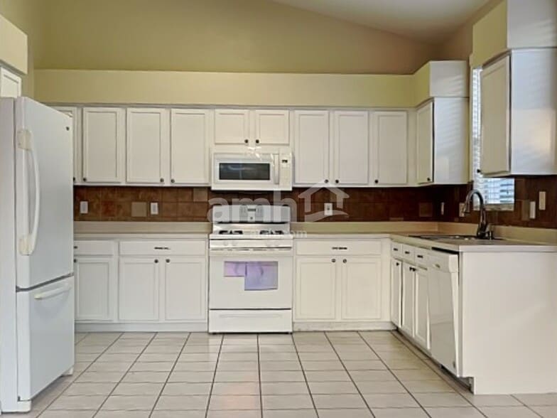 Building Photo - 1913 Sedgefield St