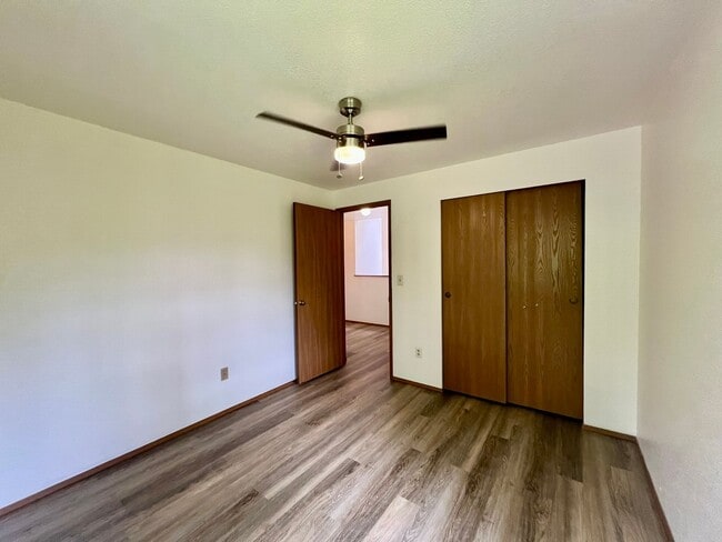 Building Photo - PENDING APPLICATION; New Paint & New Floor...