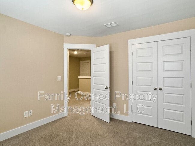 Building Photo - 7785 Park Gate Dr