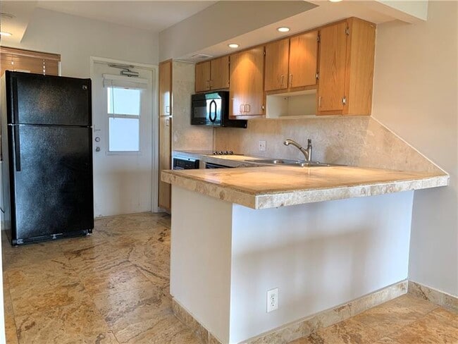 Building Photo - 2950 N Palm Aire Dr