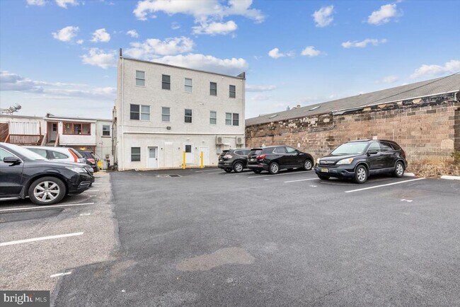 Building Photo - 316 Bridge St