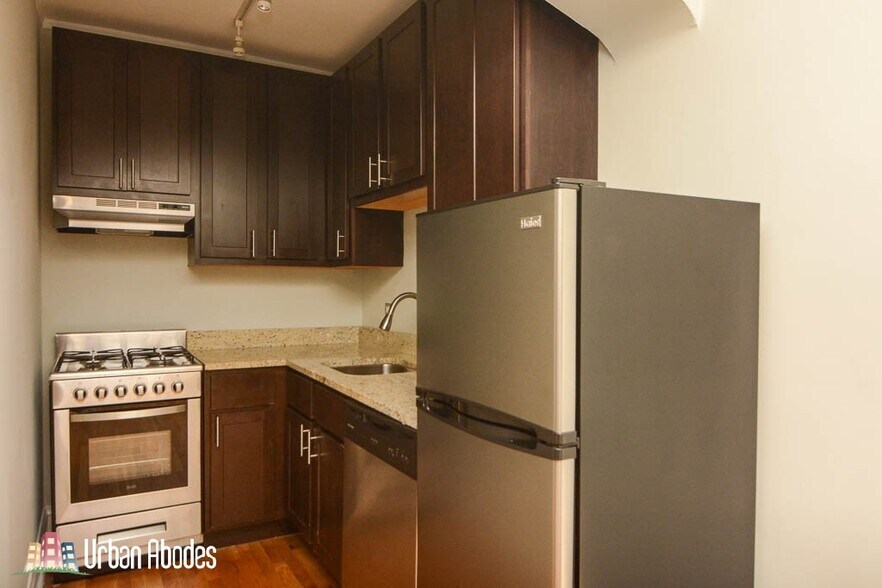 Building Photo - 4735 N Hermitage Ave