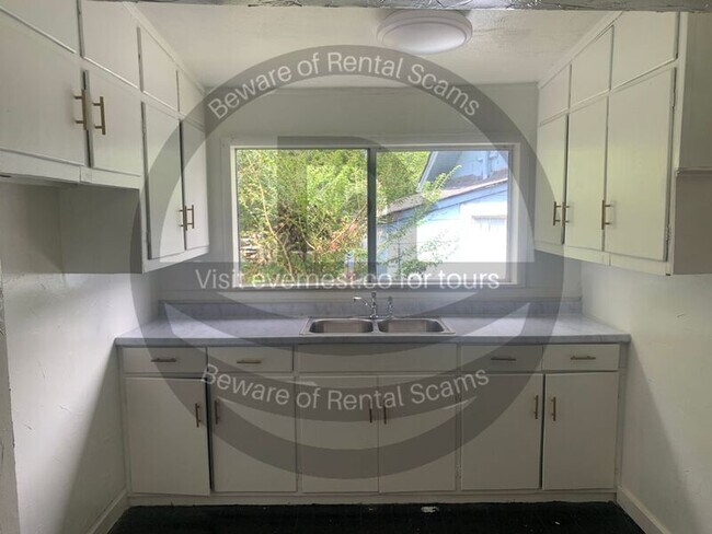 Building Photo - 1325 Sloan Ave