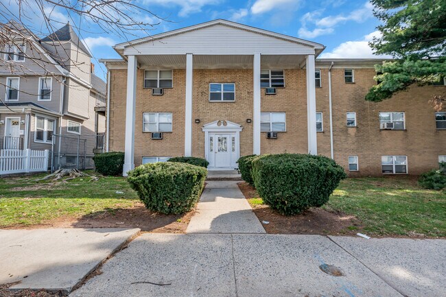 Building Photo - Chilton Manor