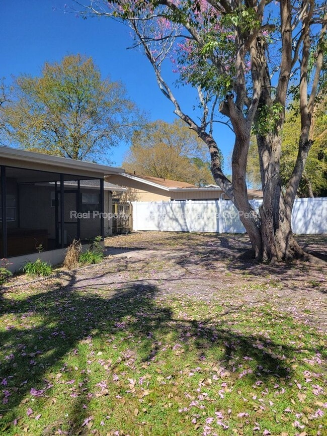 Building Photo - 11609 Shady Tree Pl