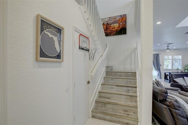 Building Photo - 131 S E 7th Way