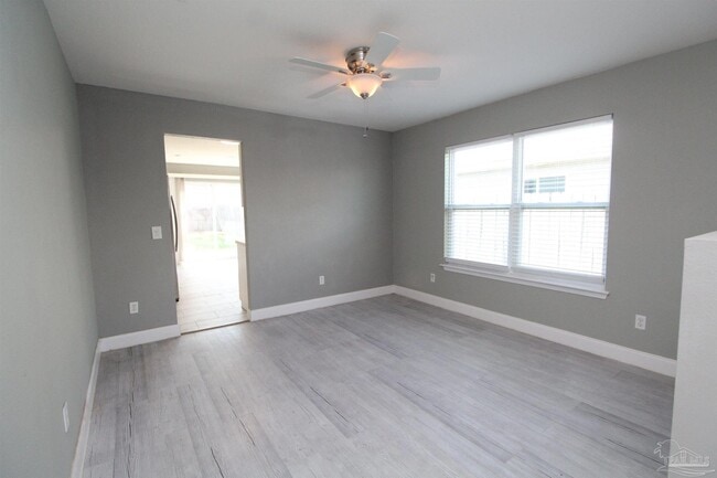 Building Photo - 2437 Gulf Breeze Ave