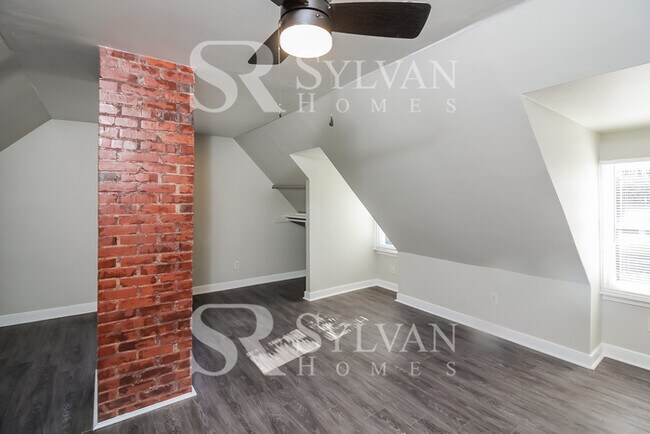 Building Photo - Classic amenities with modern convenience