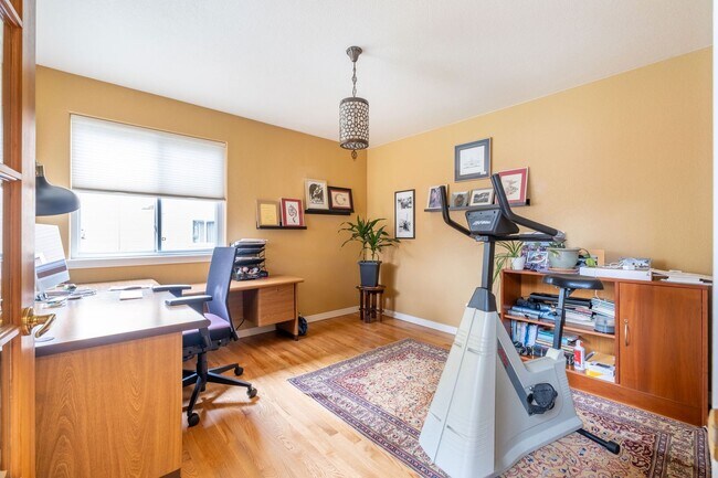 Building Photo - Gorgeous 6 bed 3.5 bath home located in Longmont, CO!