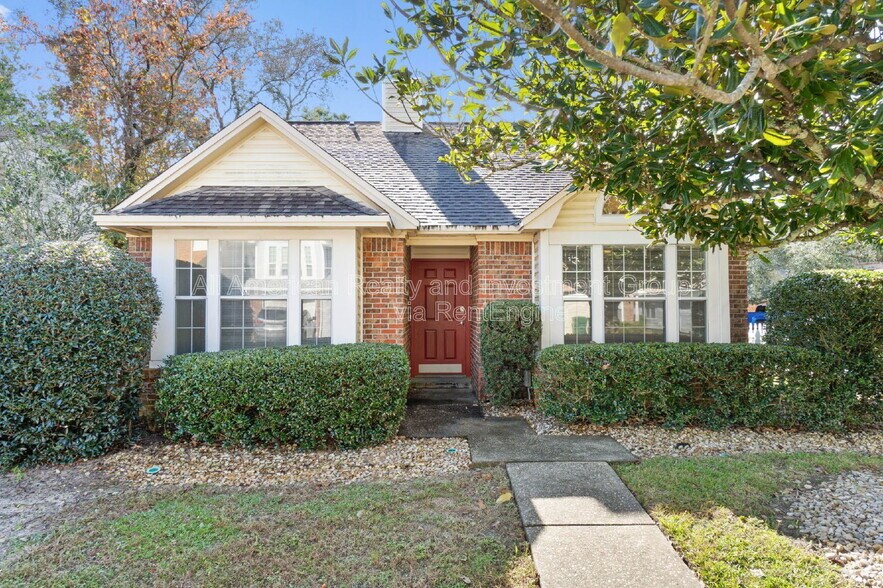 Primary Photo - 110 Parkwood Dr