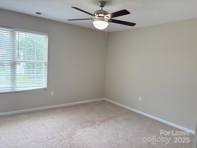 Building Photo - 2303 Highland Park Dr