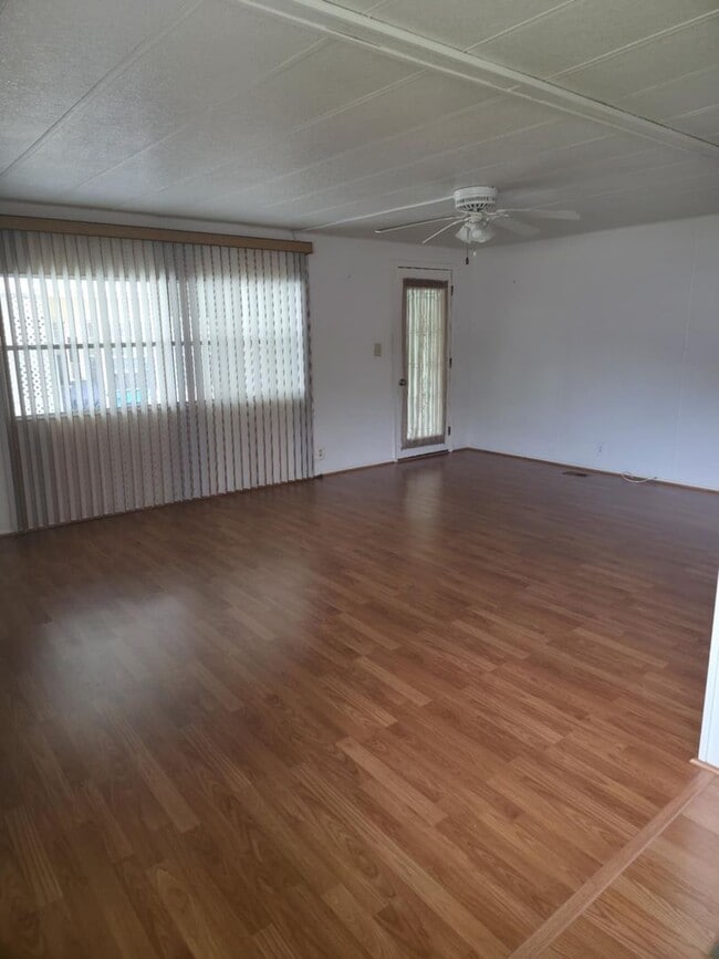 Building Photo - 2 BEDROOM 2 BATHROOM ON THE GOLF COURSE