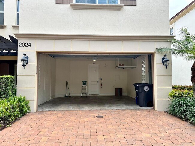 Building Photo - 2024 Foxtail View Ct