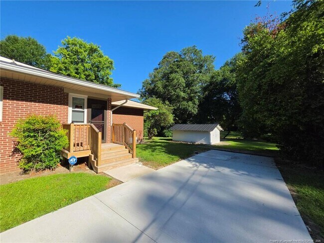Building Photo - 216 Country Club Dr