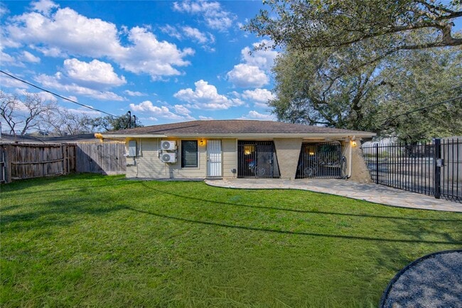 Building Photo - 3201 Westridge St