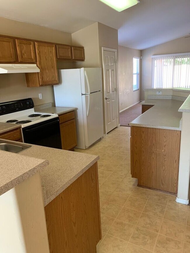 Building Photo - COMING SOON! Bright, Open Floorplan - Close to Freeways