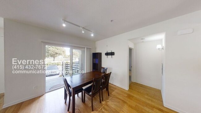 Building Photo - 2-Bedroom, 2-Bathroom Home in Prime Locati...