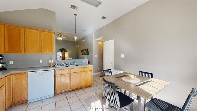 Building Photo - 806 Azalea Ct