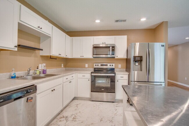 Building Photo - 3-Bed, 2-Bath Modern Home in Prime Locatio...