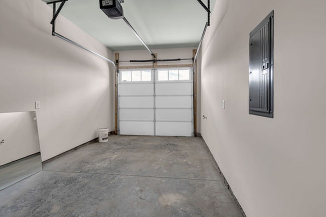 Building Photo - 3-bedroom 3.5 bathroom Home with Modern Am...