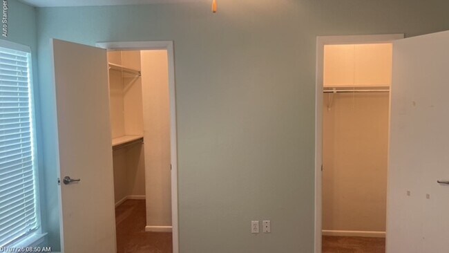 Building Photo - 3700 Dauphine Ct