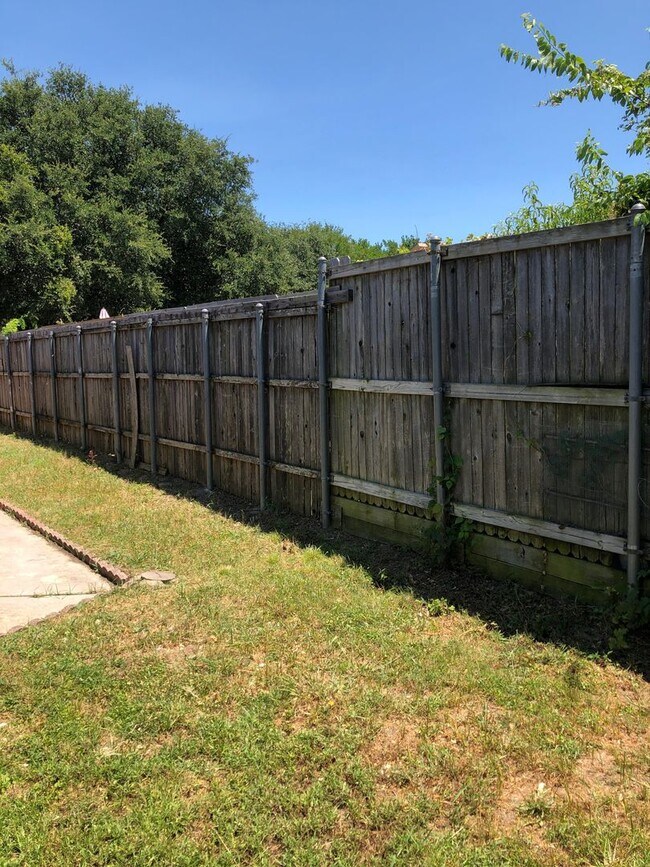 Building Photo - 704-706 Towne House Lane