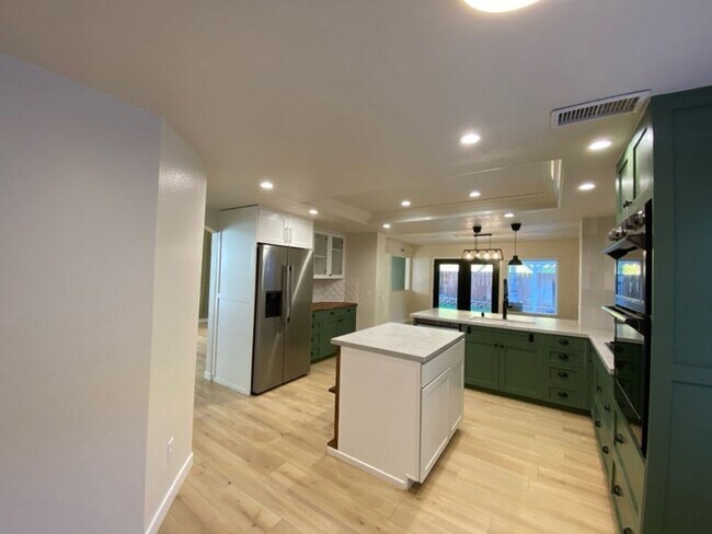 Building Photo - Beautiful 3BD/2.5Bath home within the Rancho Del Oro Village!