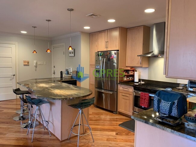 Building Photo - 5425 Fifth Ave