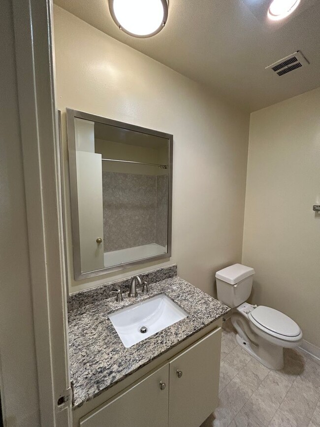 Building Photo - Beautiful 1 Bedroom in the HEART  Northrid...
