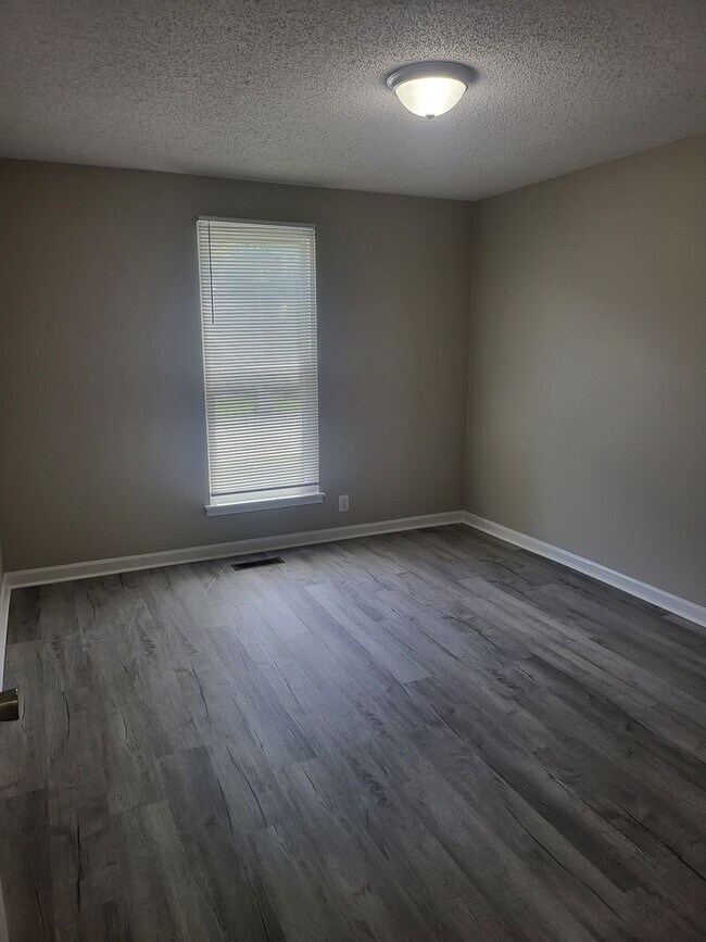 Building Photo - Large three bedroom, one and a half bath t...