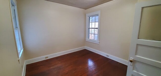 Building Photo - 2 Bedroom 1 Bathroom House!