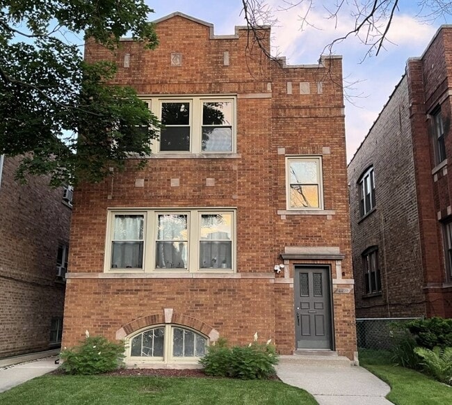 Primary Photo - 5730 N McVicker Ave