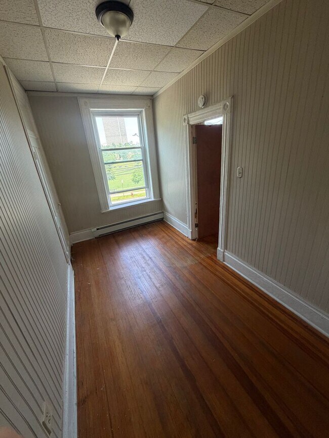 Building Photo - 136 Morton Ave