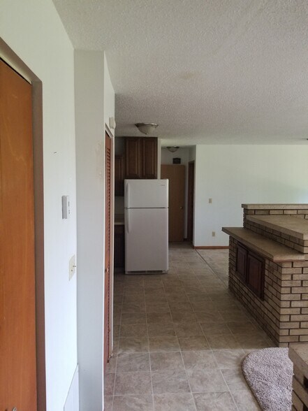 Building Photo - 1112 Oakview Dr