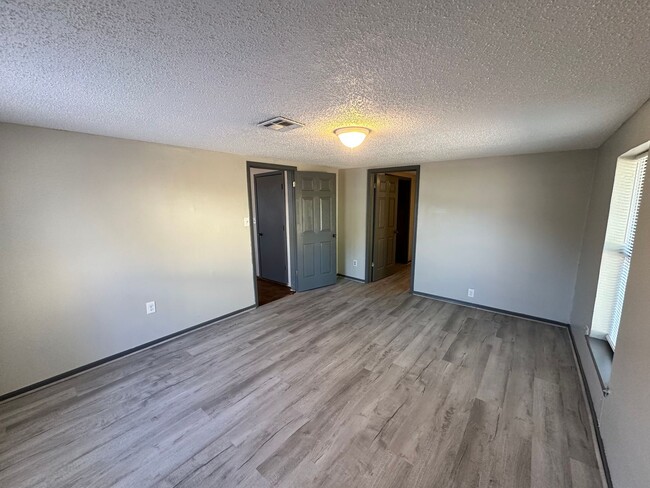 Building Photo - Remodeled 3 bed 1 bath in Central OKC